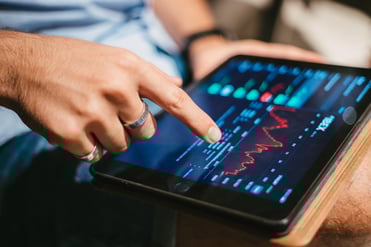 hombre-comprobando-datos-mercado-valores-tableta